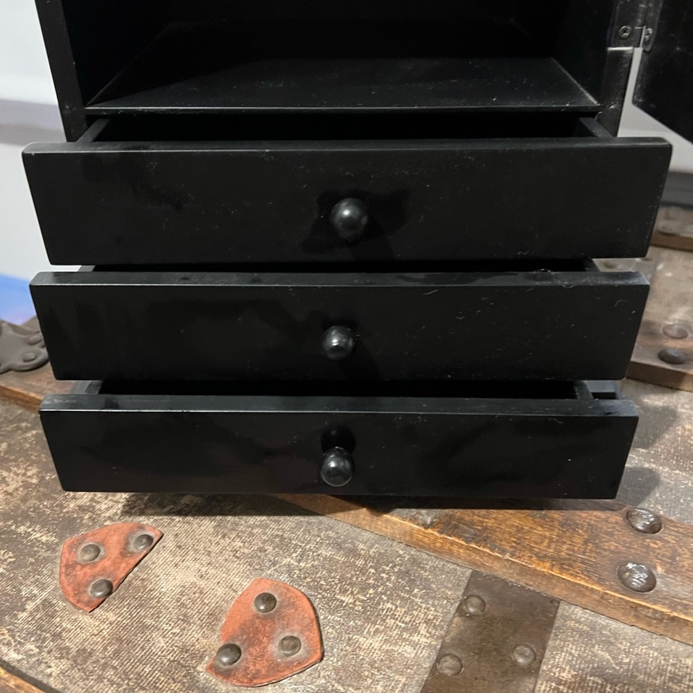 Gently Used Women’s Jewelry Box!! Top storage and photo opening. - Picture 5 of 12